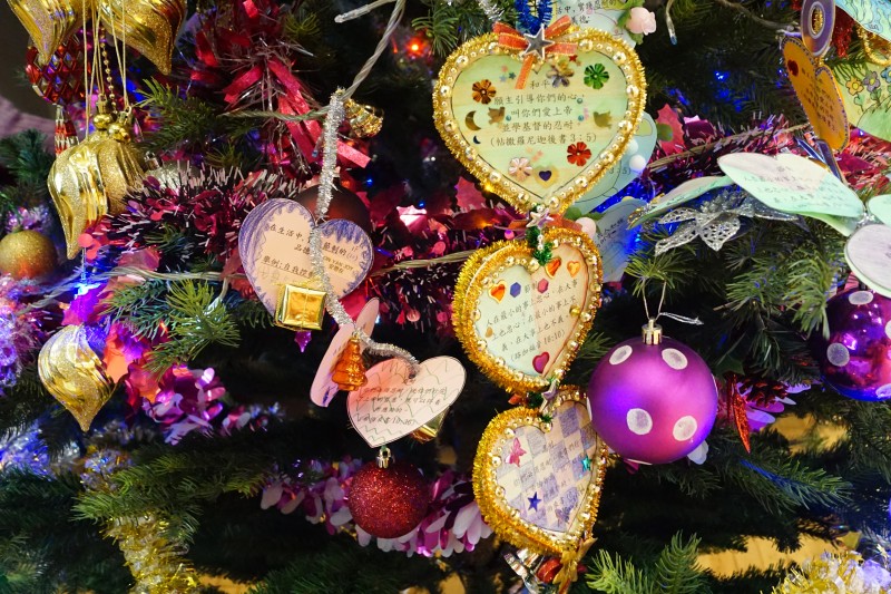 學生製作「串串心」，掛在聖誕樹上